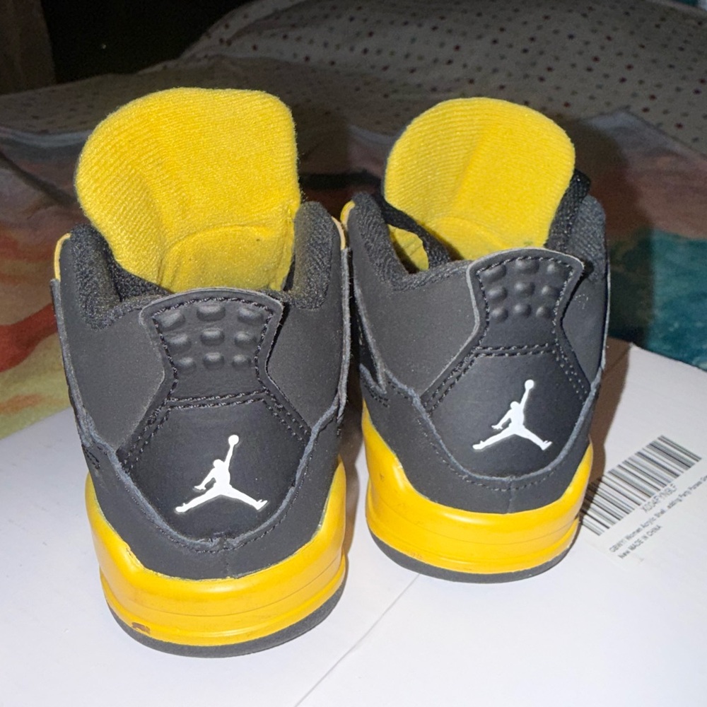 Jordan 4 Retro Thunder - Picture 4 of 5